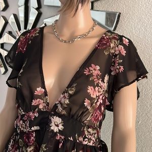 (CURVALLURE)) Ladies Beautiful Flora swimsuit cover up Worn once,size S